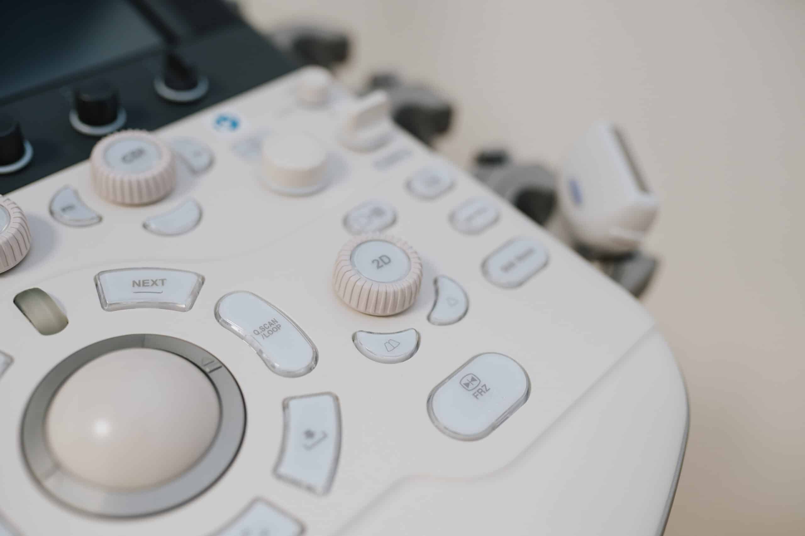 Nahaufnahme des Bedienfelds eines medizinischen Ultraschallgeräts mit verschiedenen Tasten, Einstellrädern und einem Trackball, die zur Bedienung und Einstellung des Geräts in der Neurologischen Zweitmeinung Wolfenbüttel verwendet werden.